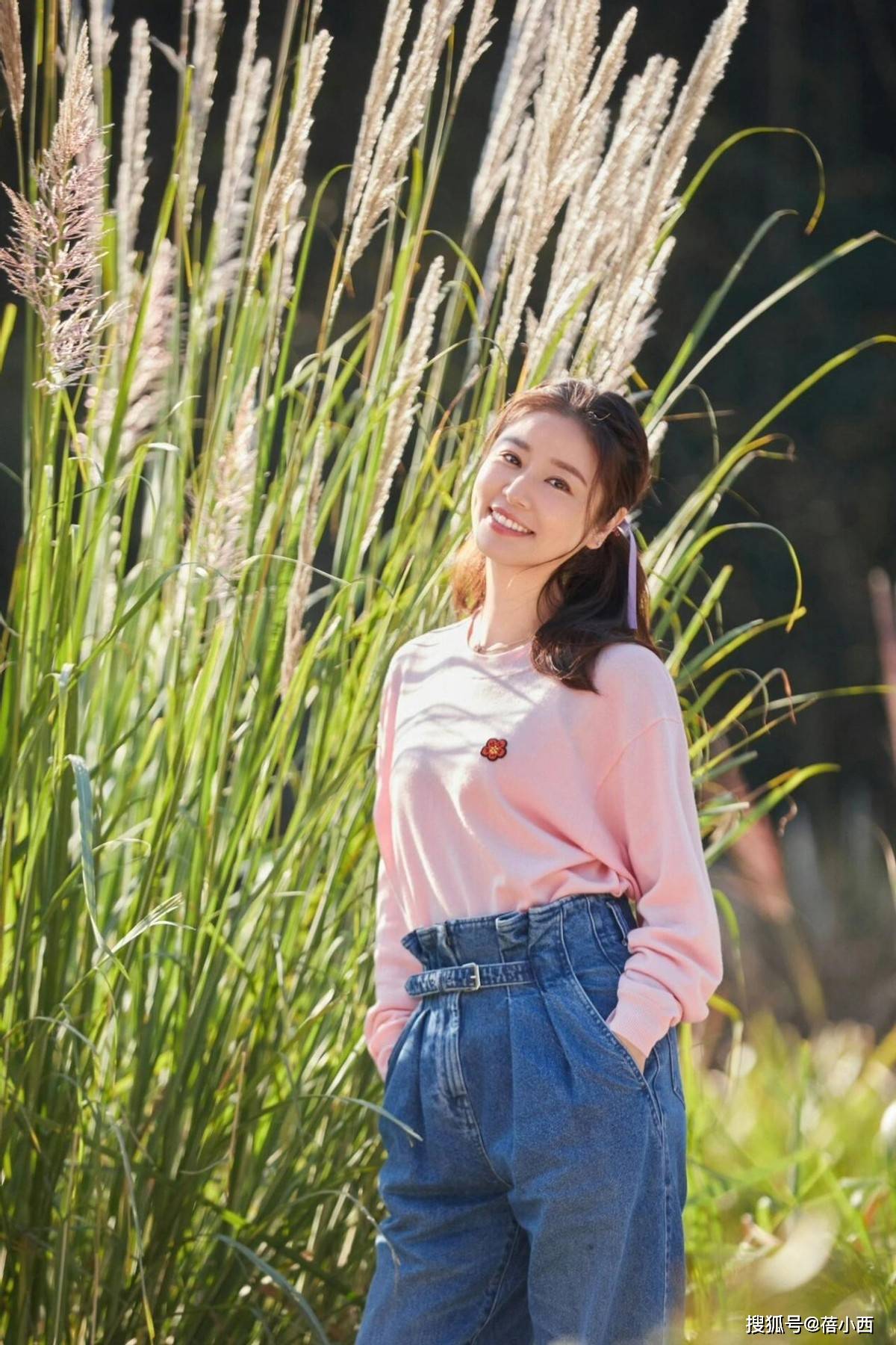 林心如新烫了羊毛卷减龄20岁穿衬衫九分裤美得像换了个人