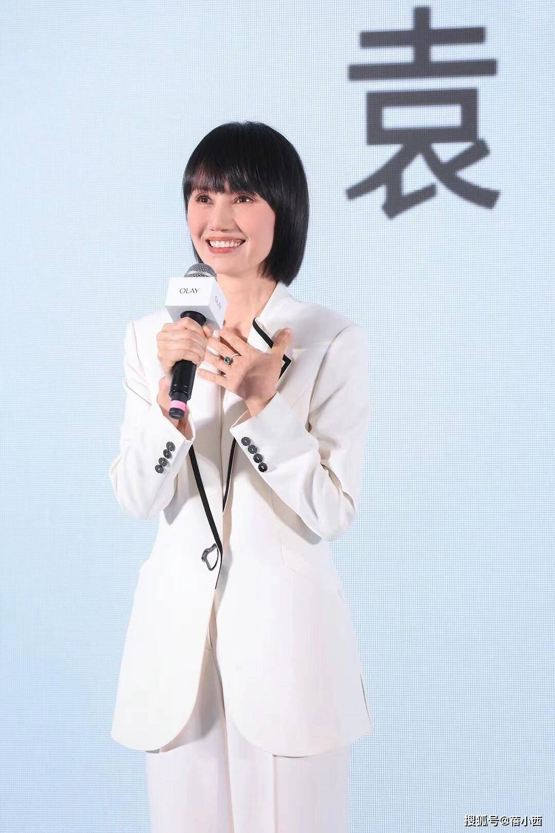 袁泉新剪了妹妹头短发年轻20岁穿西装阔腿裤美得像换了个人