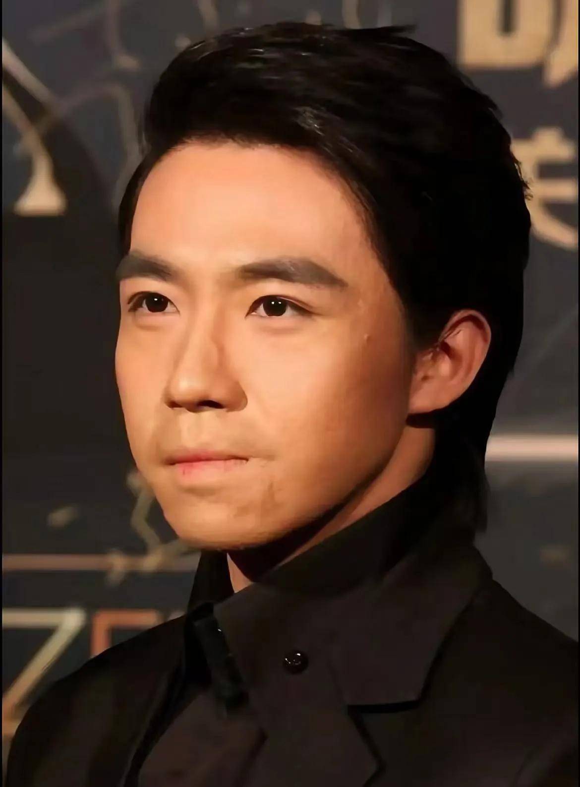 和王晓晨度蜜月胖得像怀孕笑容很幸福