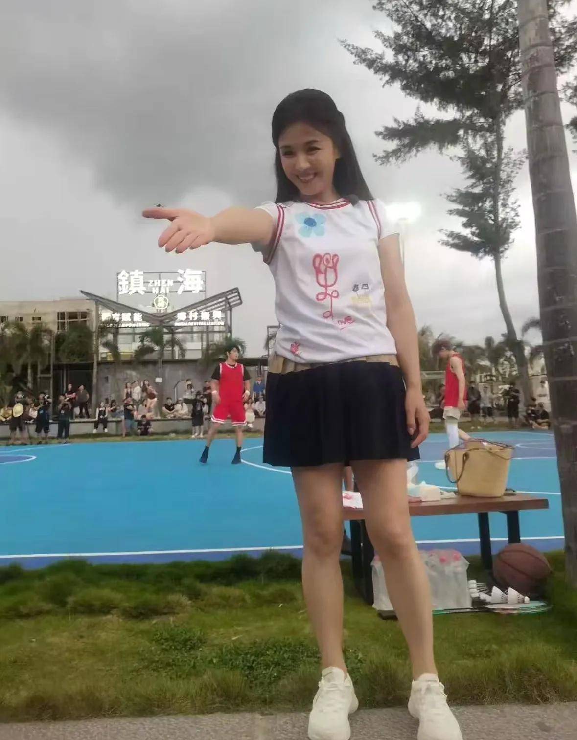 47岁刘涛三亚生图曝光公园打篮球录节目一口烤瓷牙太白太抢镜