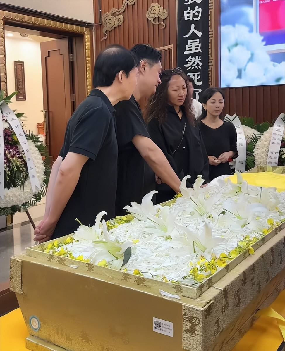 千百惠遗容栩栩如生,黄安带现任女友参加追悼会,在灵
