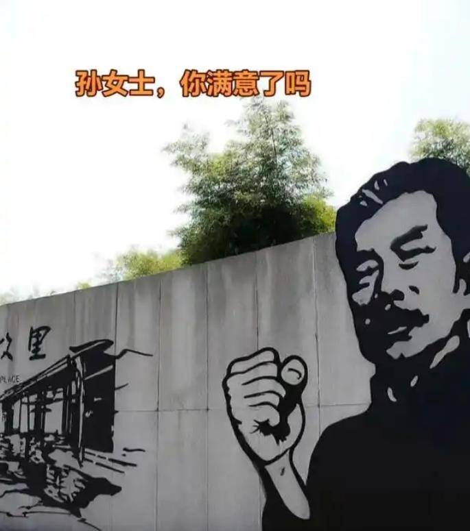 投诉鲁迅夹烟女子"社死":被扒出推违禁烟物,最终被流量反噬!
