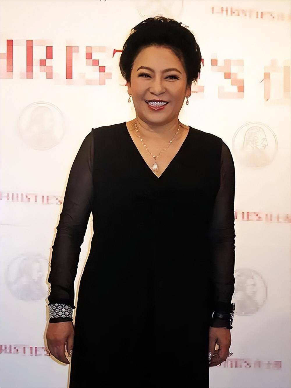 "香港教母"向太陈岚:6岁患病18岁被卖入舞厅,向太以前有多苦