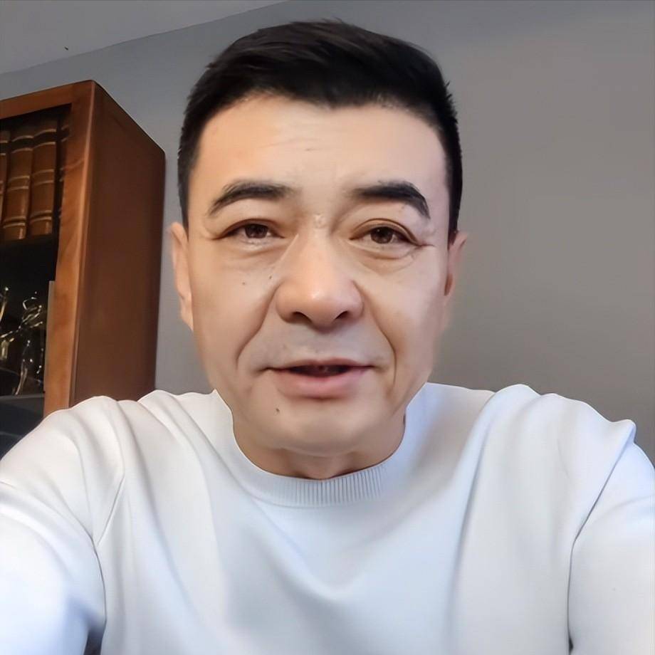 王新军现状:54岁脸部松垮,老婆秦海璐仍显年轻,儿子像母亲翻版