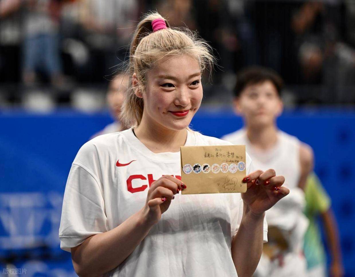 中国女篮“第1球星”李梦：税后到手500万年薪，税前能够有多少？