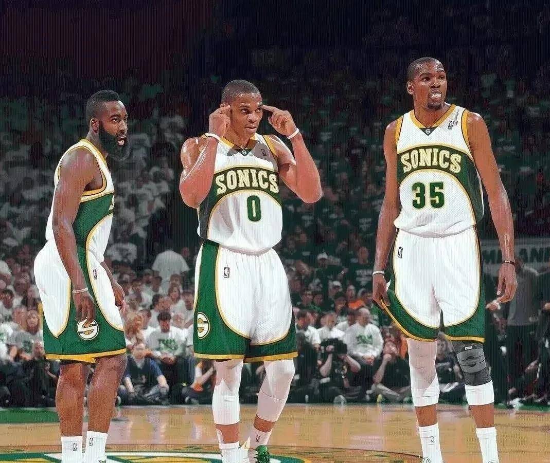 当掘金捧杯时威少在喂鱼?拒绝347万合同后,他的篮球正漂向深海