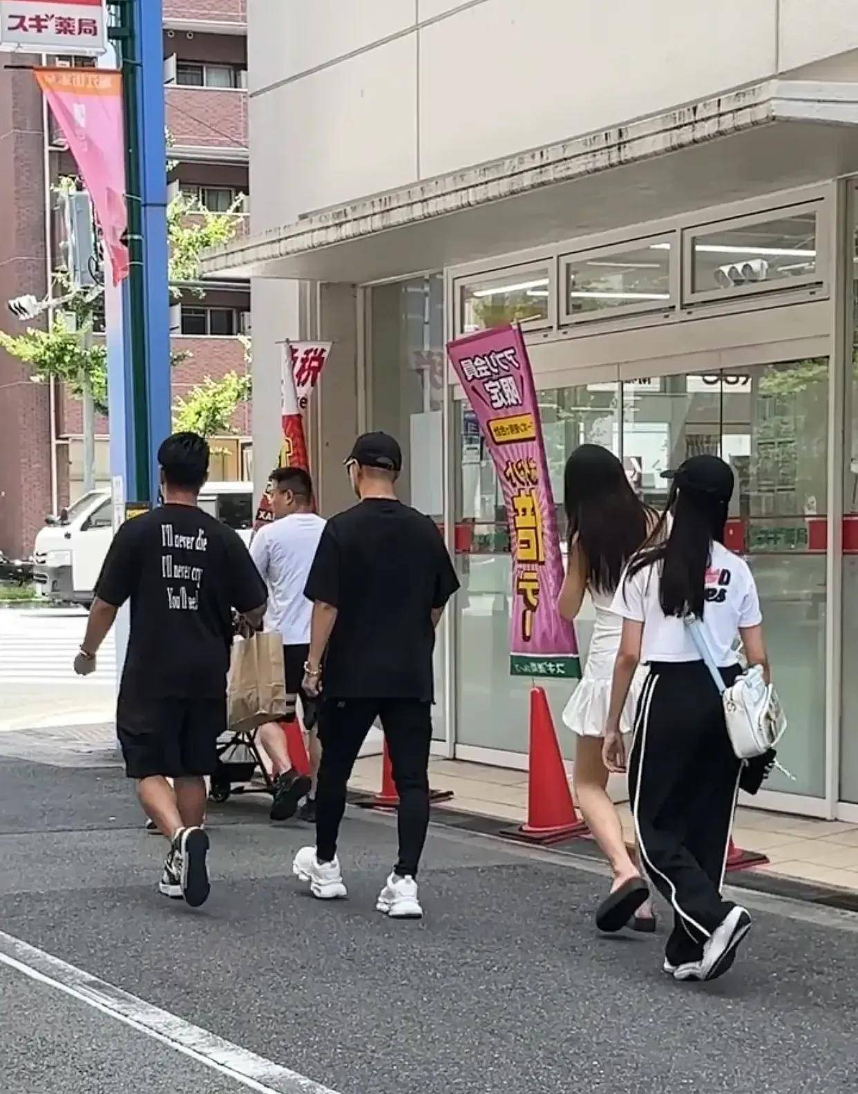 汪峰带大女儿小苹果日本逛街被偶遇酷劲十足小苹果身材抢镜