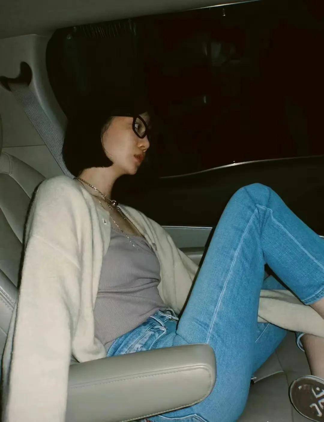 李溪芮内娱最低调的腿精人美身材正从头美到脚趾