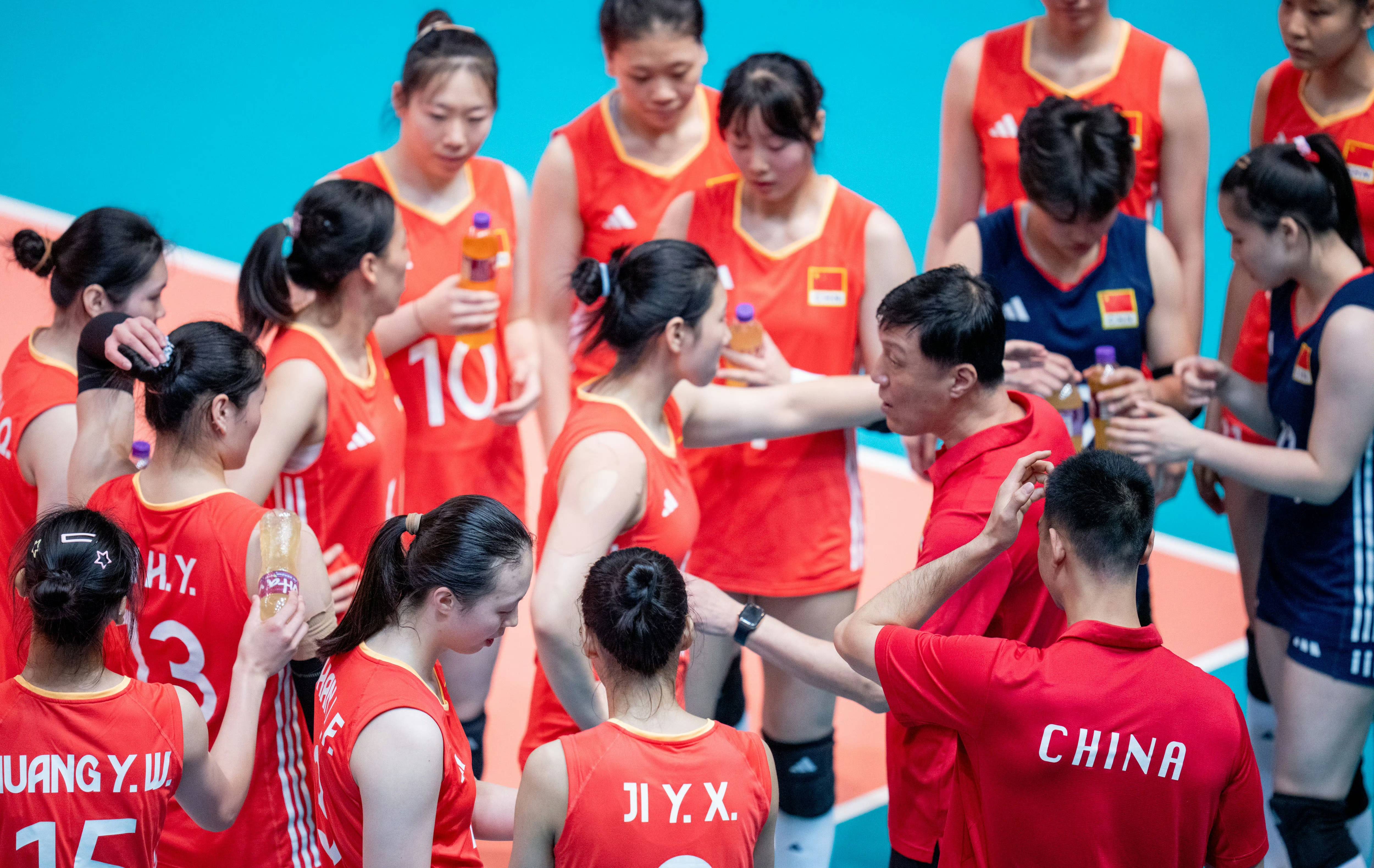 中国队晋级半决赛!王奥芊17中12,发球狂虐对手,卫冕稳了