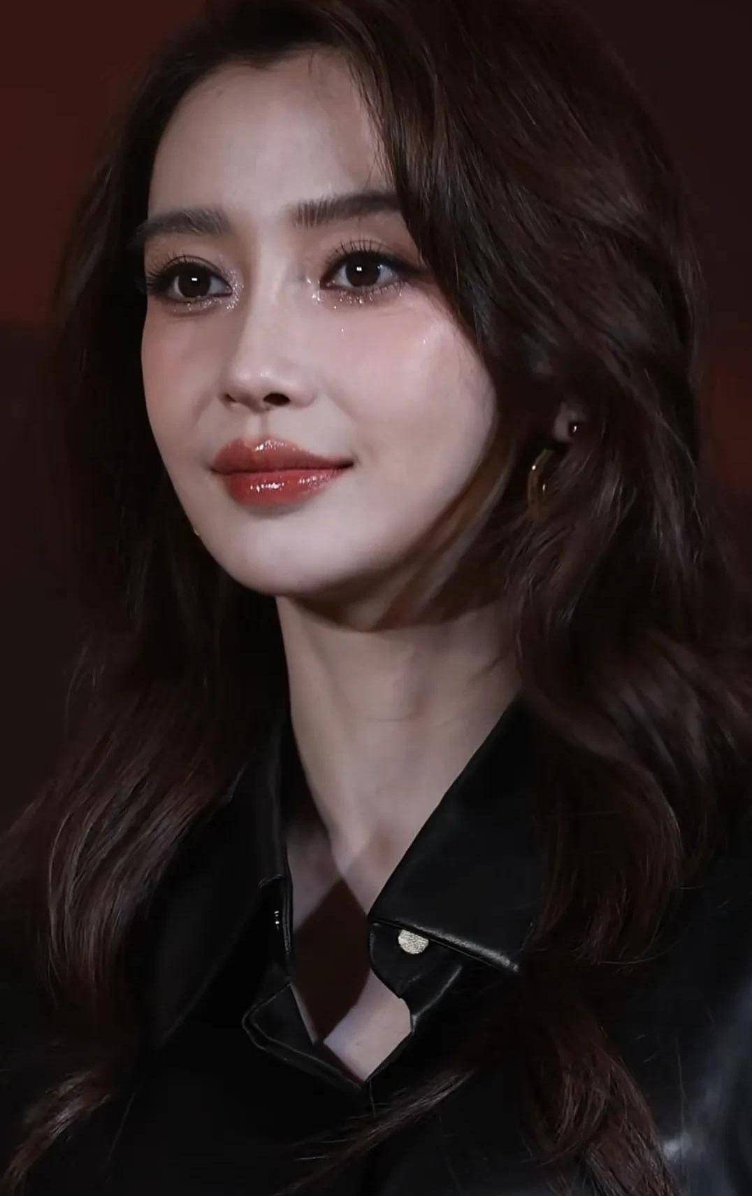 原创36岁杨颖出席高端晚宴打扮精致怼脸照美到爆重返内娱指日可待