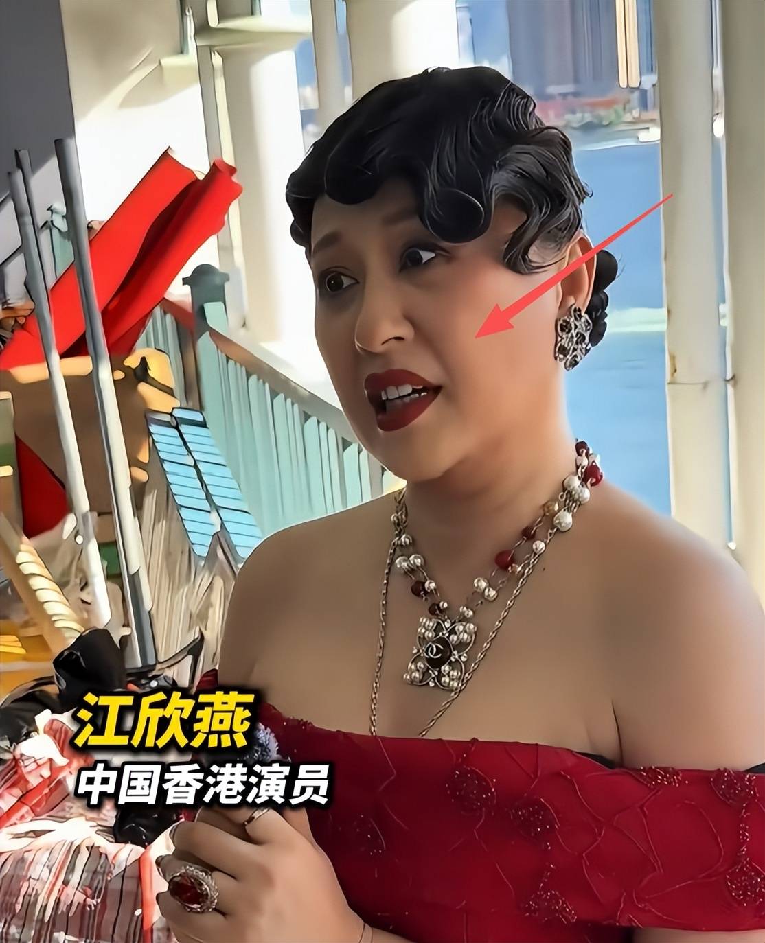 58岁江欣燕近况曝光,腰粗肚子明显,脸又垮又肿,脖子上全是赘肉