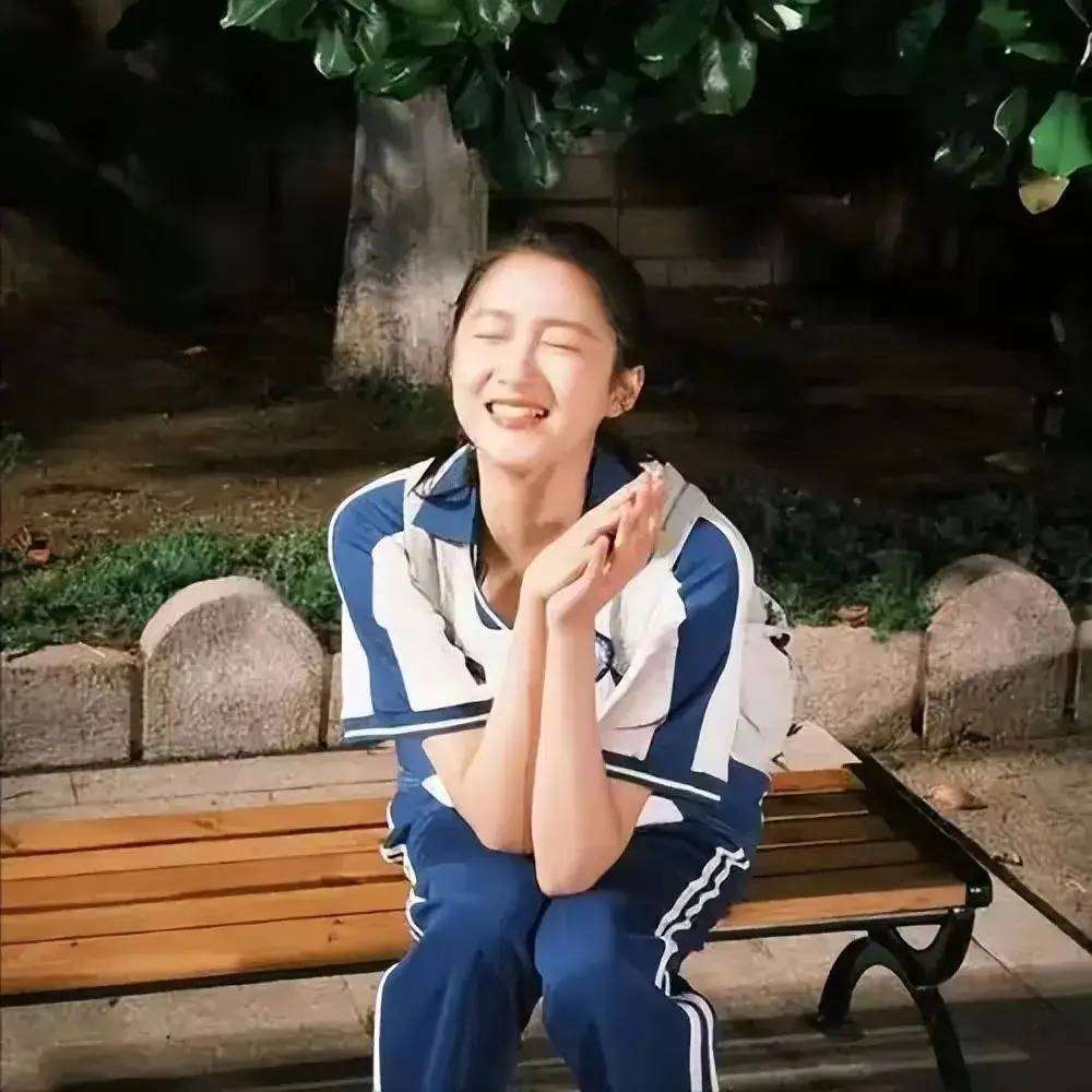 原创关晓彤这组照片超有生命力笑起来宛如阳光小女孩