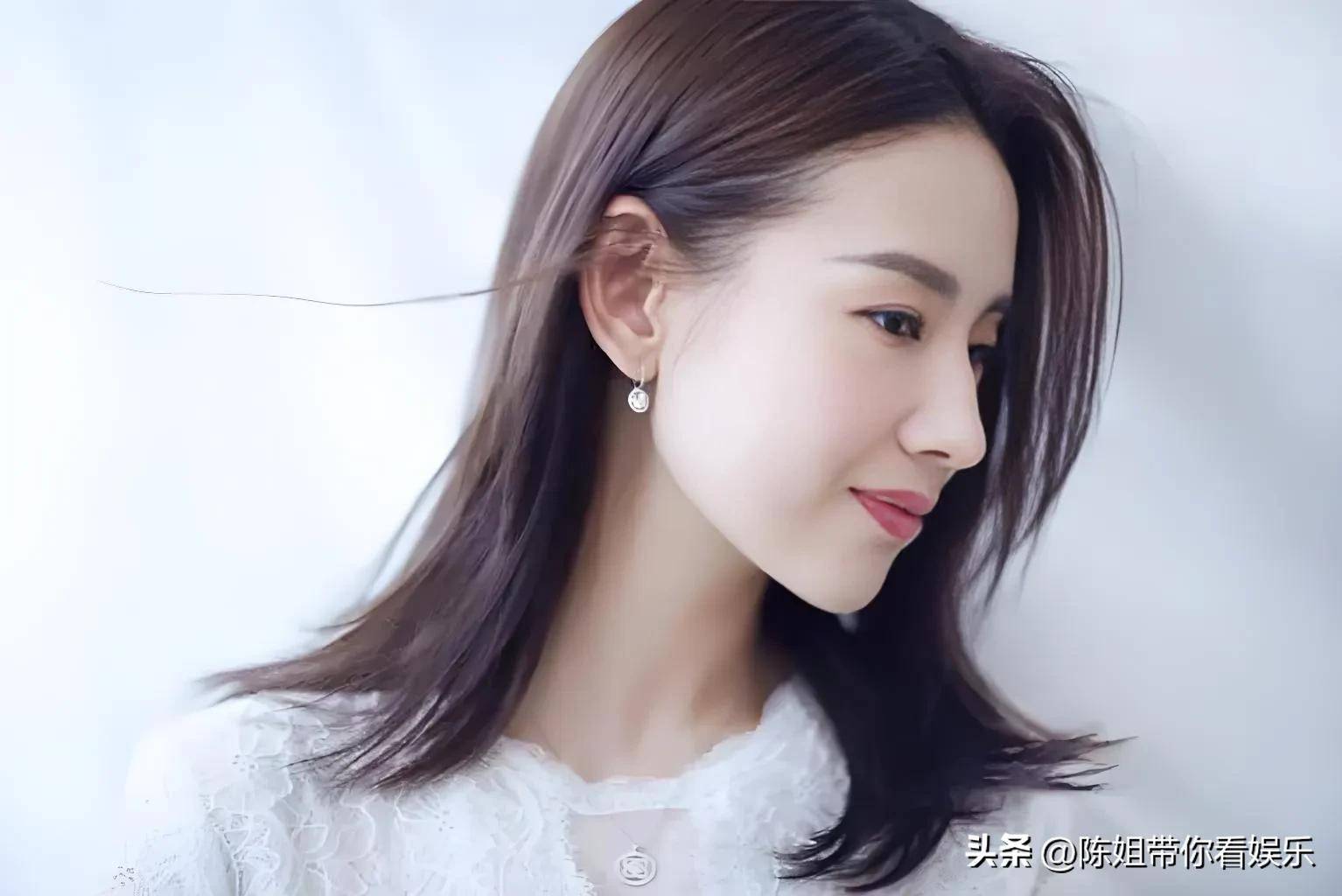 董洁素颜街角邂逅音乐才子,温柔打赏,暖心情景燃爆网络!