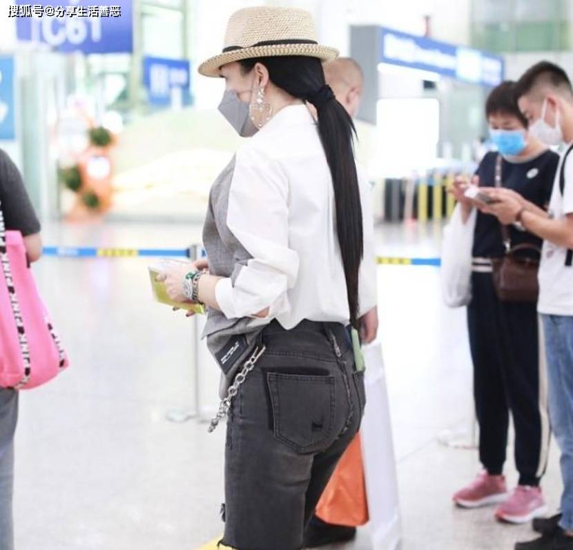 钟丽缇再次开启少女模式,牛仔短裤搭配灰色西服分外青春!