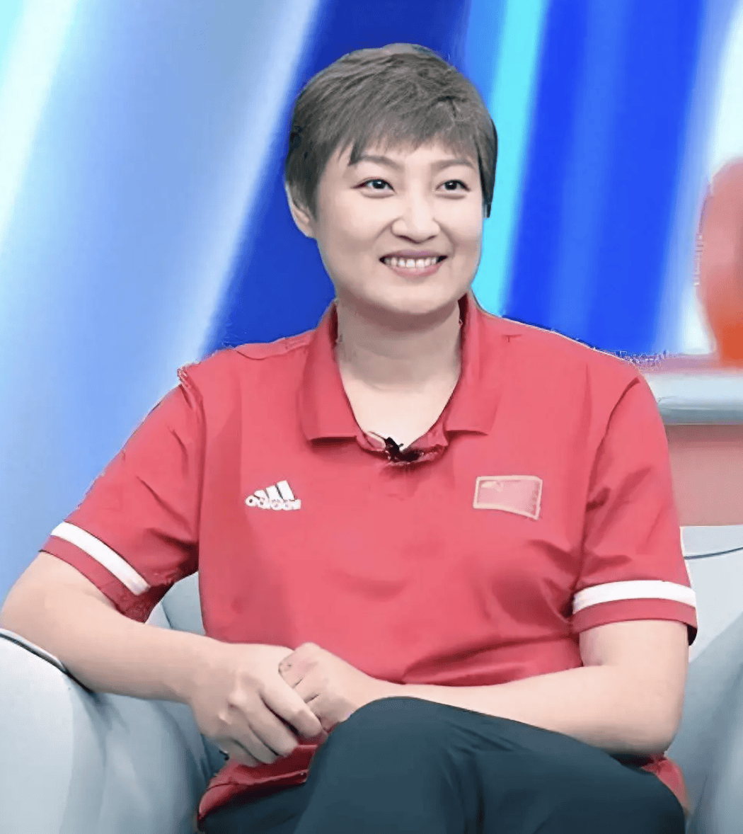 中国女排教练杨昊遭围攻 球迷:"整体排球"还是整体挨打?