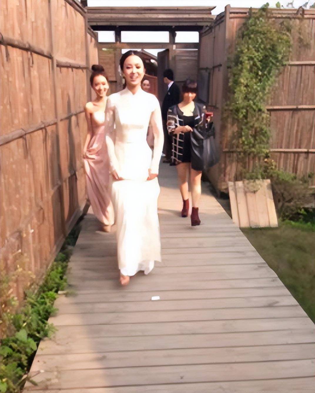 "美女主持"王萌萌,24岁嫁42岁丈夫,现在对患病丈夫不离不弃