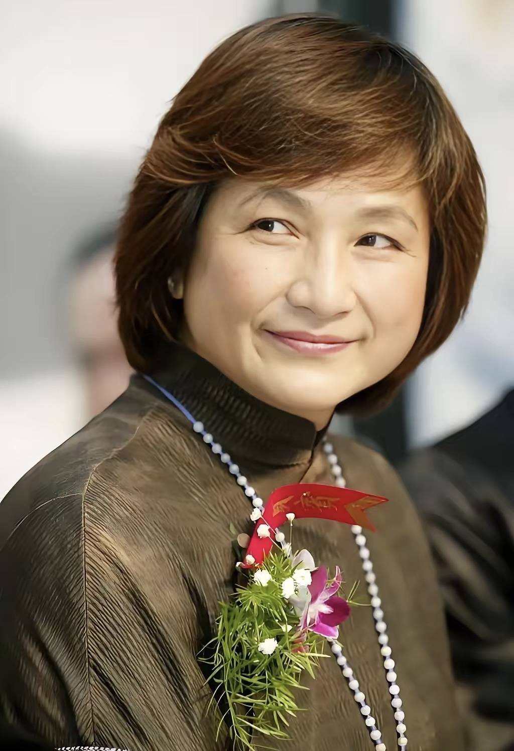 郑佩佩儿子卖房救妻,回应遗产质疑:母亲留下的钱不够