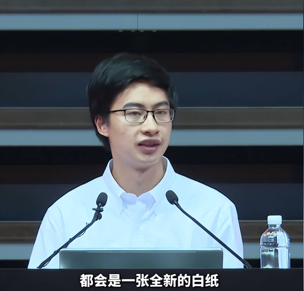 庞众望现身清华大学开学讲座,新生们的反应可见他影响力非同一般