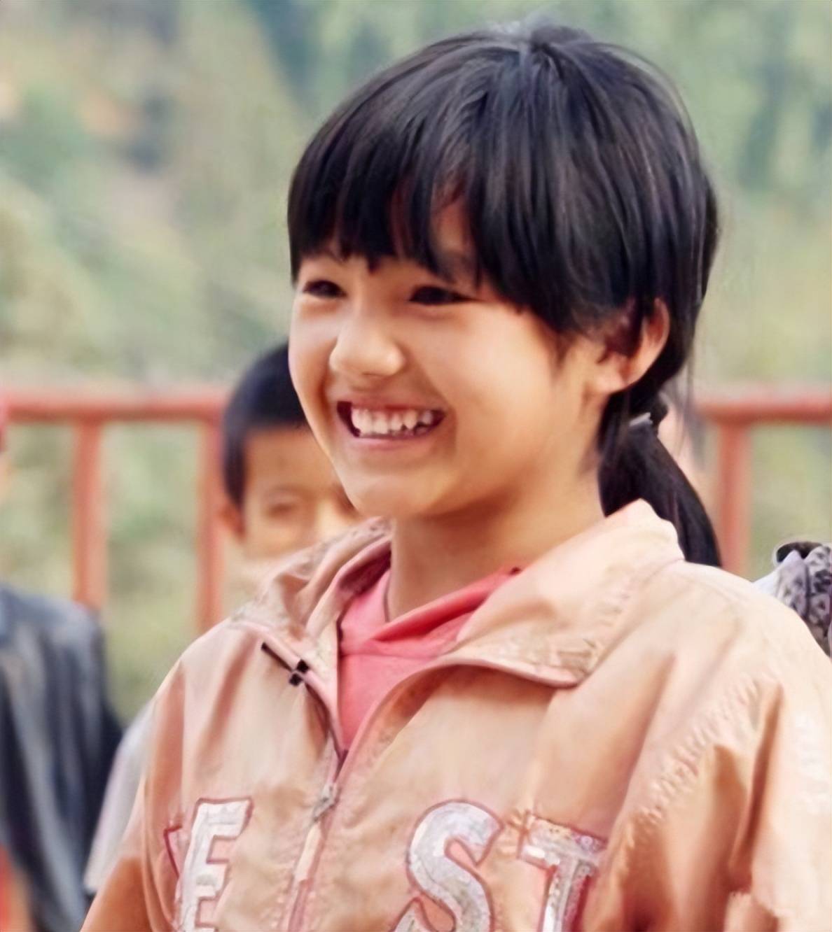 还记得变形计美丽农村女孩李勒优吗?被富豪妈妈收养后,今成这样