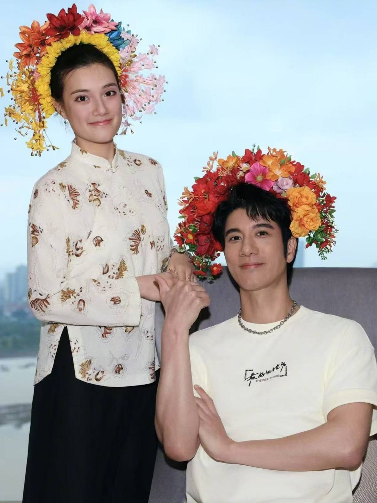 49岁王力宏晒侄女合照,18岁侄女和他似复制粘贴,家族基因真强大