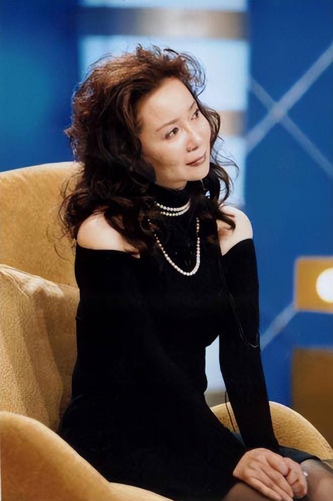 著名演员蔡明:从国民笑星到晚节不保,现在她怎样了?