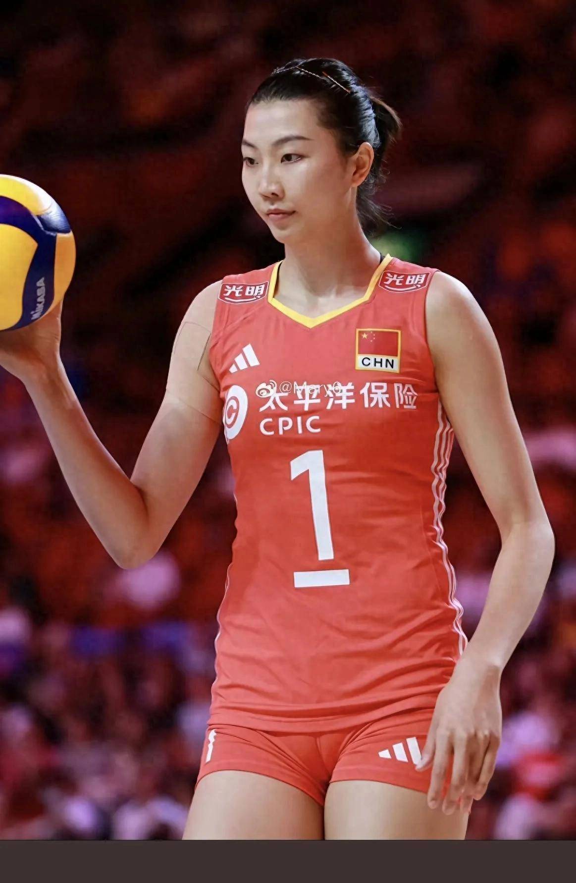 中国女排2米03的袁心玥让外媒炸锅!189