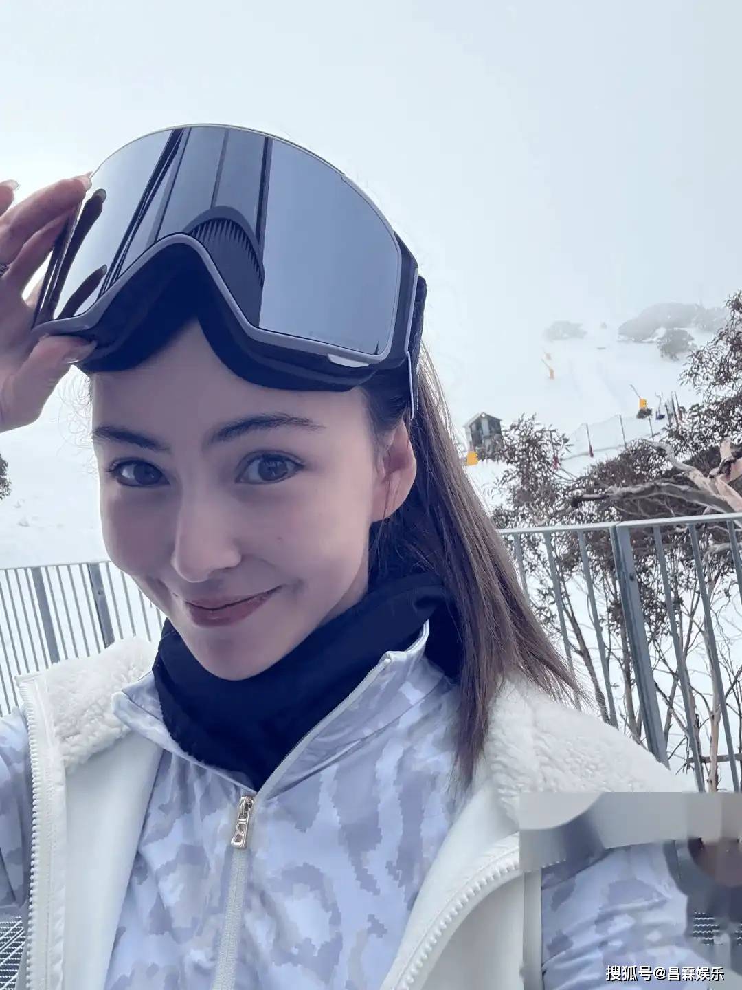 昆凌被贴脸输出疑似怀四胎忙着逛街从不转发被嘲讽不如侯佩岑