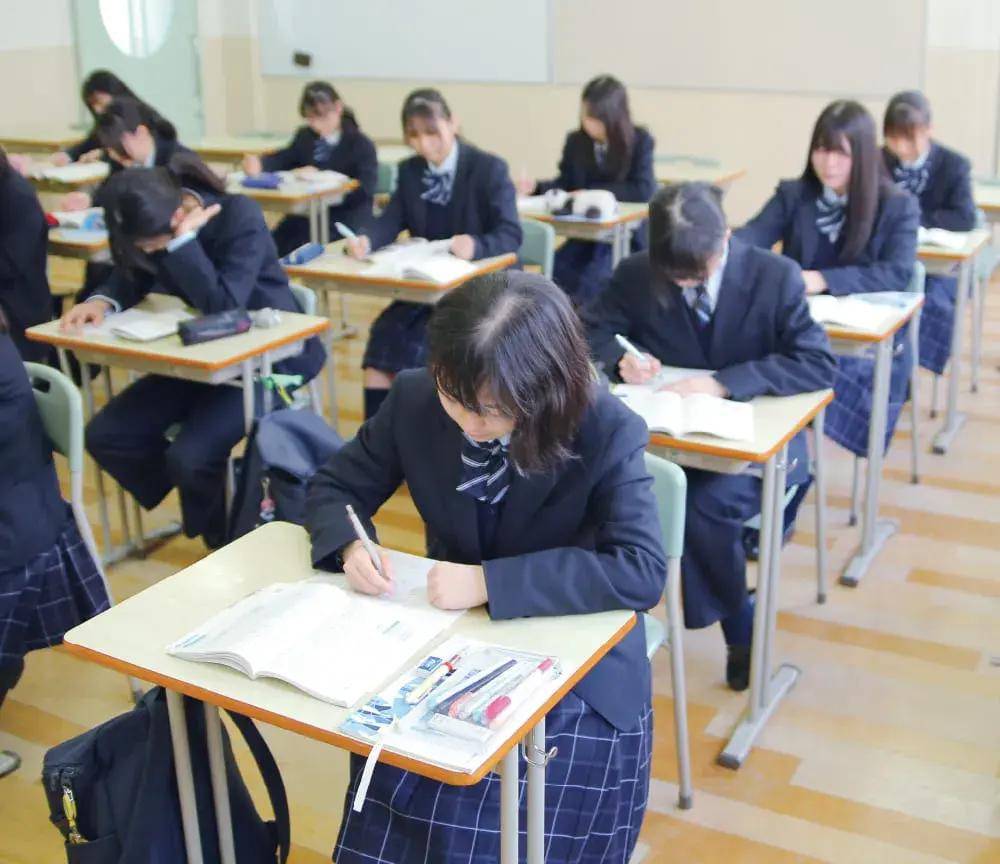 和读2 1高中相比,在国内读完高中再去日本读大学更靠谱是