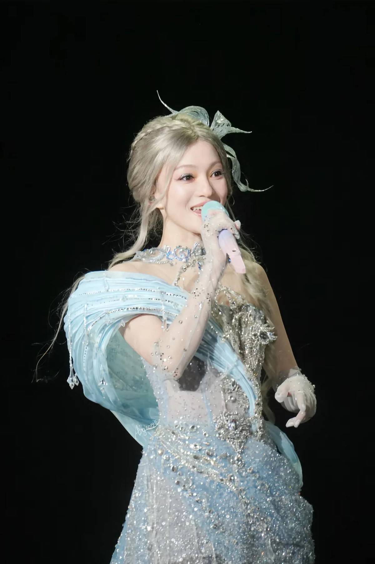 救命张韶涵演唱会造型美到我想喊精灵女王