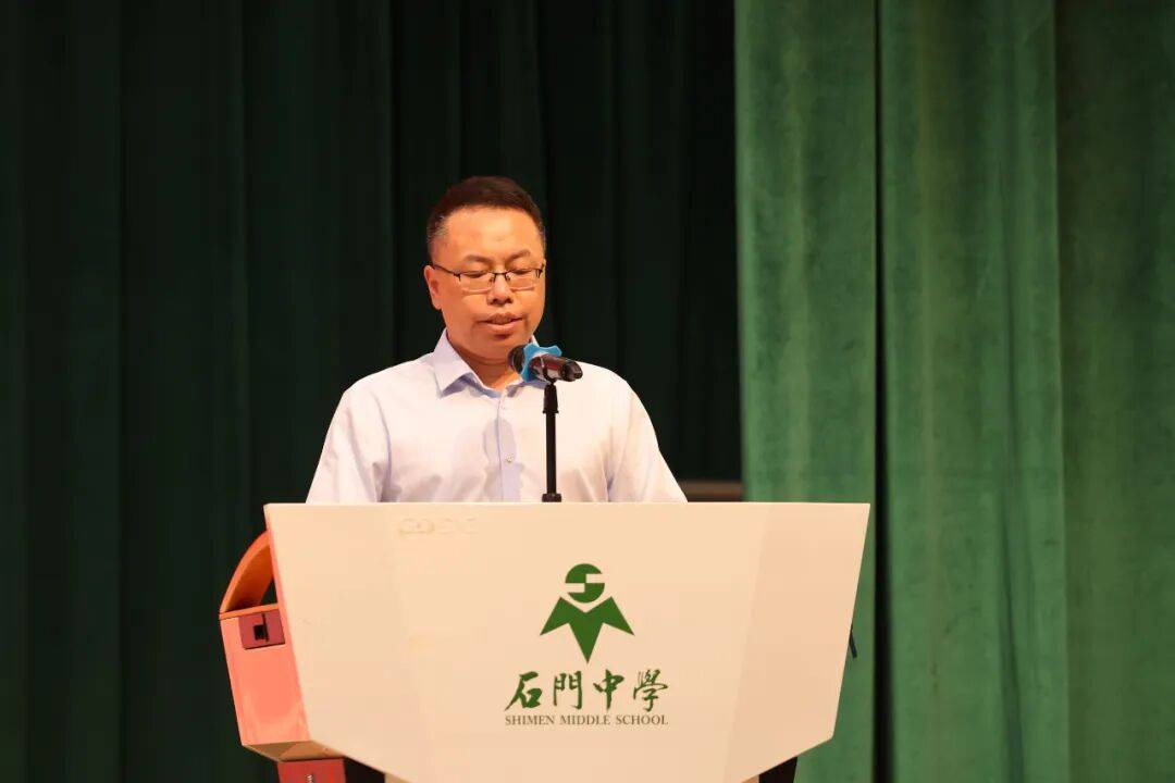 开学典礼在嘹亮的国歌声中拉开序幕,大会由石门中学党委委员,副校长