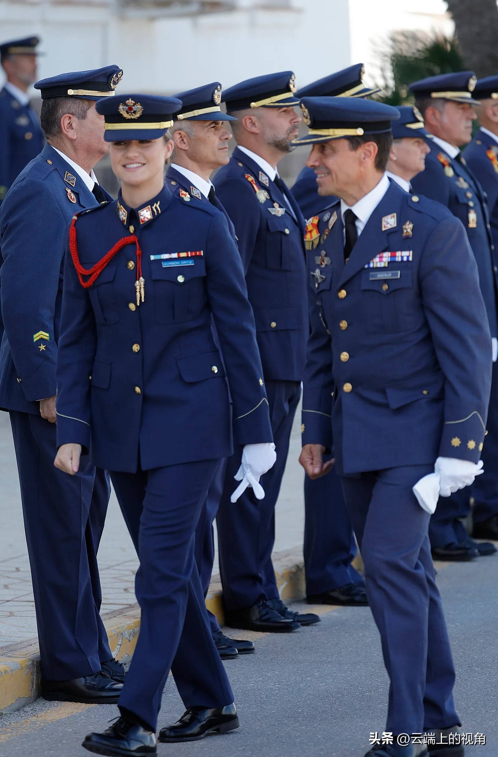 清晨的阳光下这位18岁的未来女王迈着坚定的步伐走进学院大门肩章上