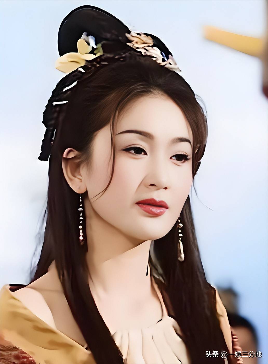 温碧霞在邯郸,小腿外翻走路内八,故意扭头不理路人,很小家子气