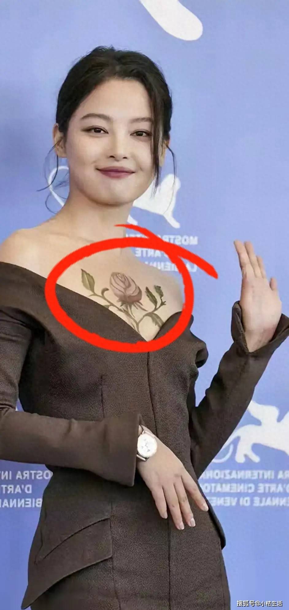 辛芷蕾"纹身"冲上热搜!胸前开出一朵玫瑰很漂亮,评论区炸锅了