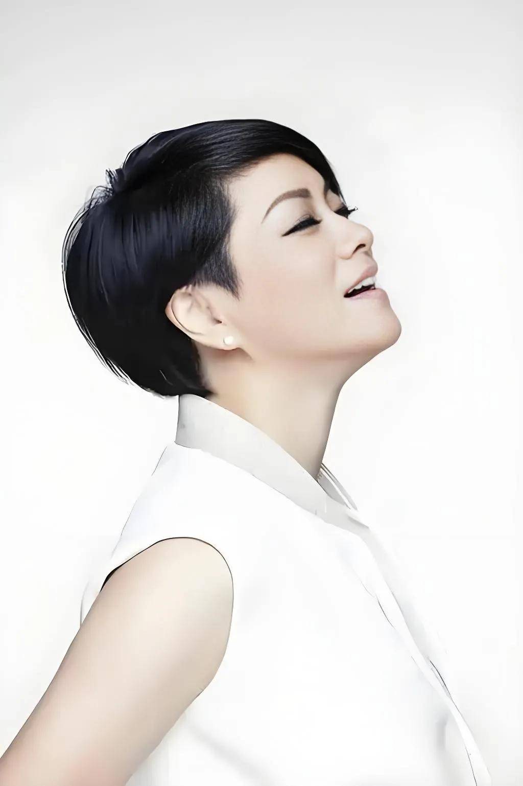 毛阿敏自断260亿豪门路:退400万,卖路虎背后的清醒与孤勇