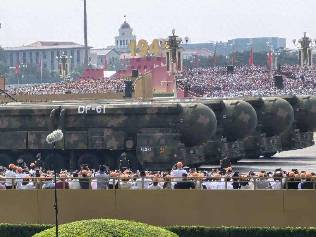 在抗战胜利80周年盛大阅兵式上,当东风
