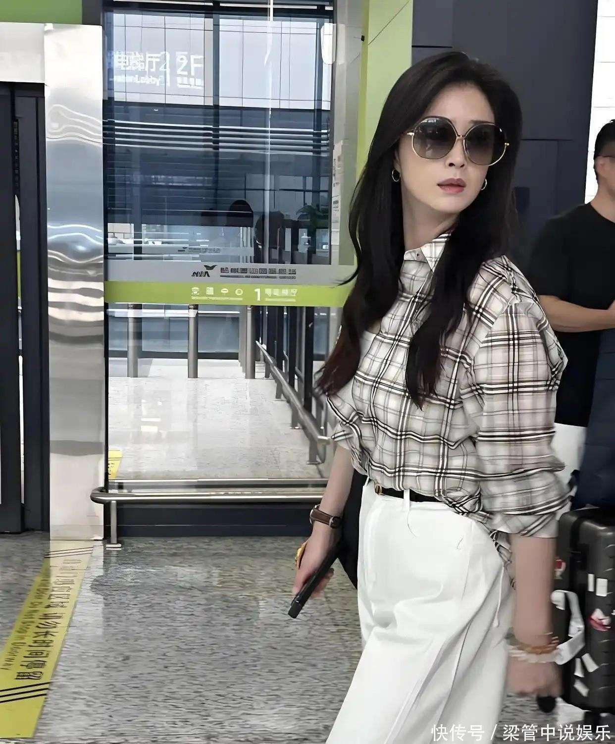机场偶遇蒋欣!穿格纹衬衫随性又时髦,皮肤白嫩在人群里特别显眼