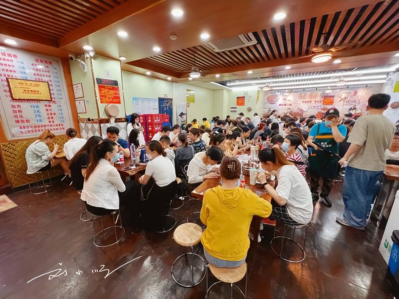 广州市白云区有一家"网红"餐厅,招牌是螺蛳粉,几乎天天都排队