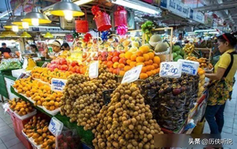 泰国水果摊的中文标语惹争议！针对中国游客？如今泰国遭严重反噬 -华闻时空