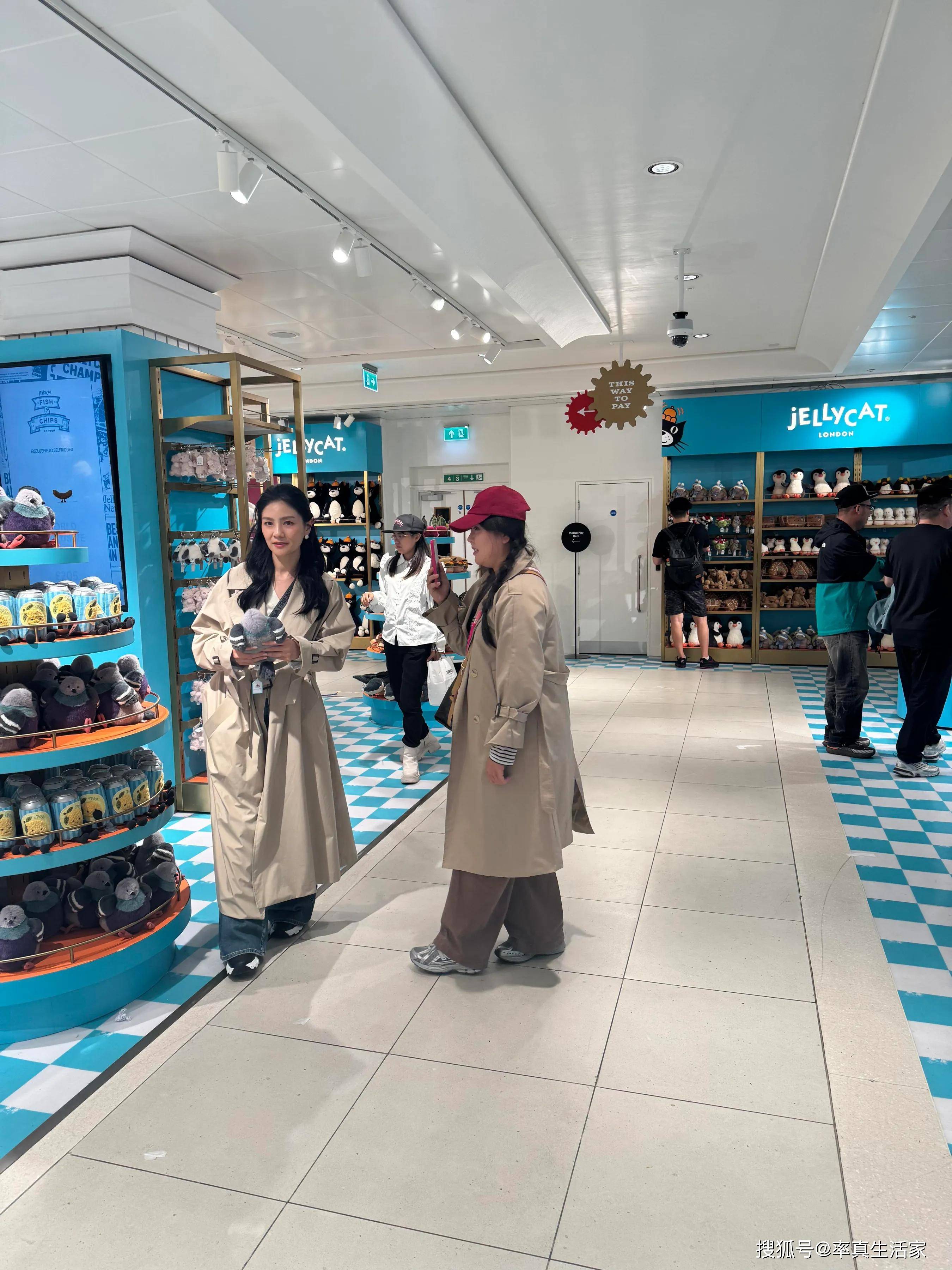 伦敦偶遇沙溢夫妇逛街胡可脸又小又精致很漂亮沙溢又胖回来了