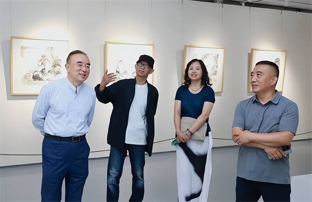 开幕式后,杨承志,马文,张驰等嘉宾共同参观展览,在一幅幅精湛的艺术