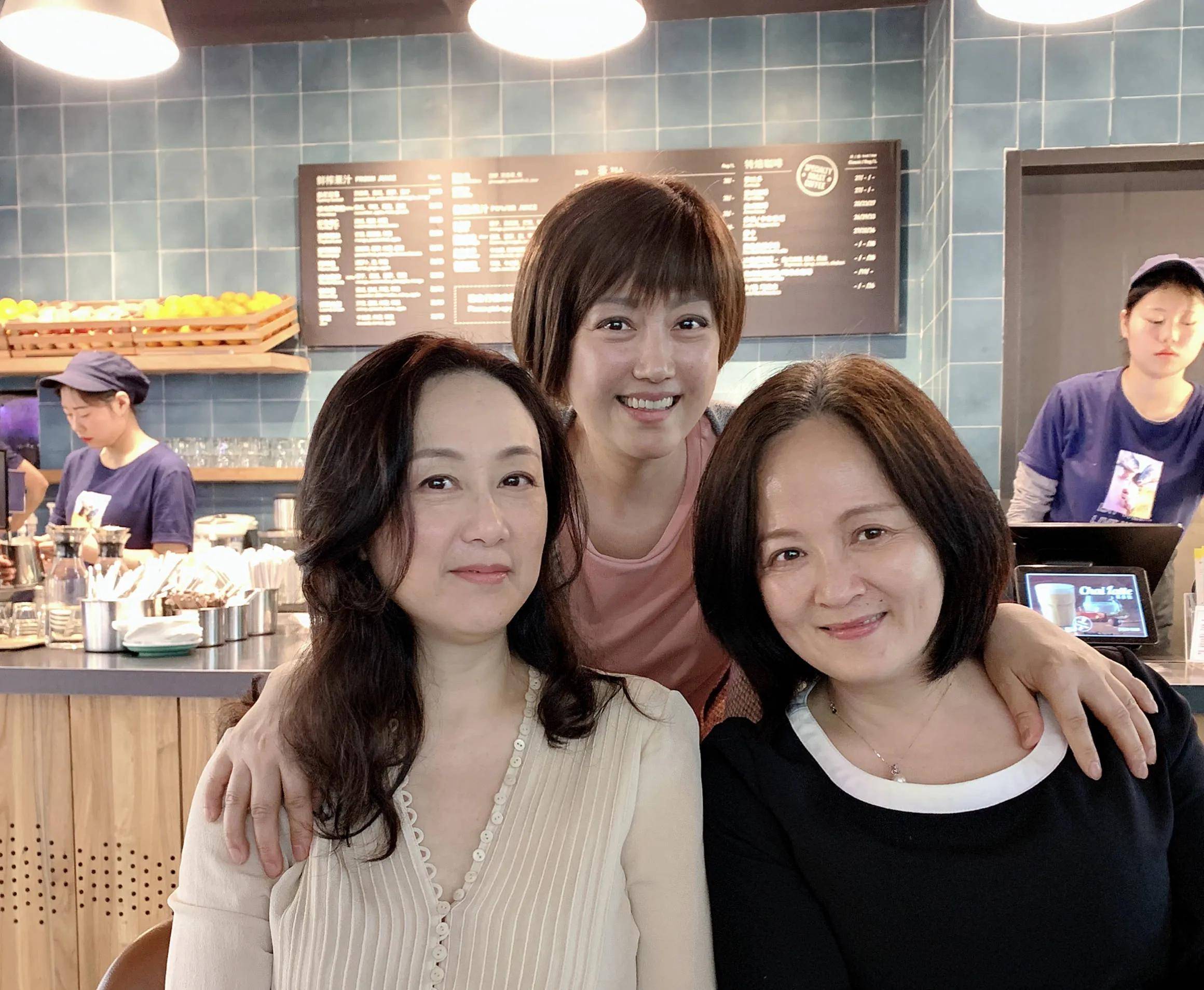 演员吴玉芳:嫁"乒乓王子"婚后隐退生两女,恩爱33年,甜蜜美满