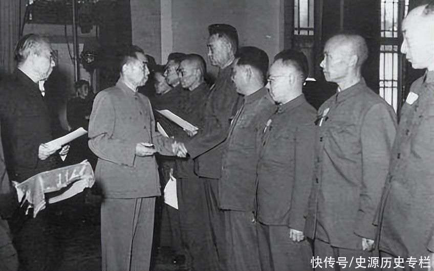 1955年全军授衔,总理念到了一位中将的名字,他为何却不肯上台?_黄火星_仪式_将军