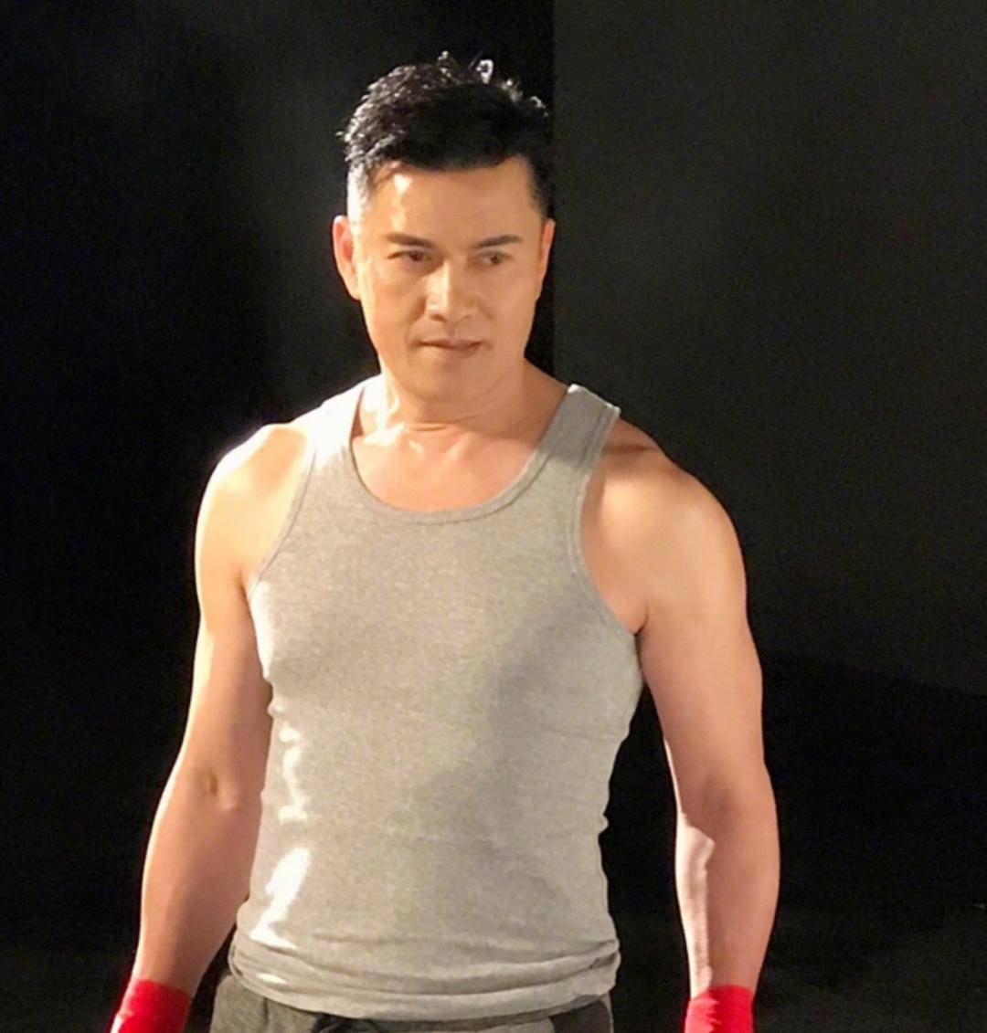 70岁吕良伟近照刷屏!三婚娶贵人逆袭亿万身家