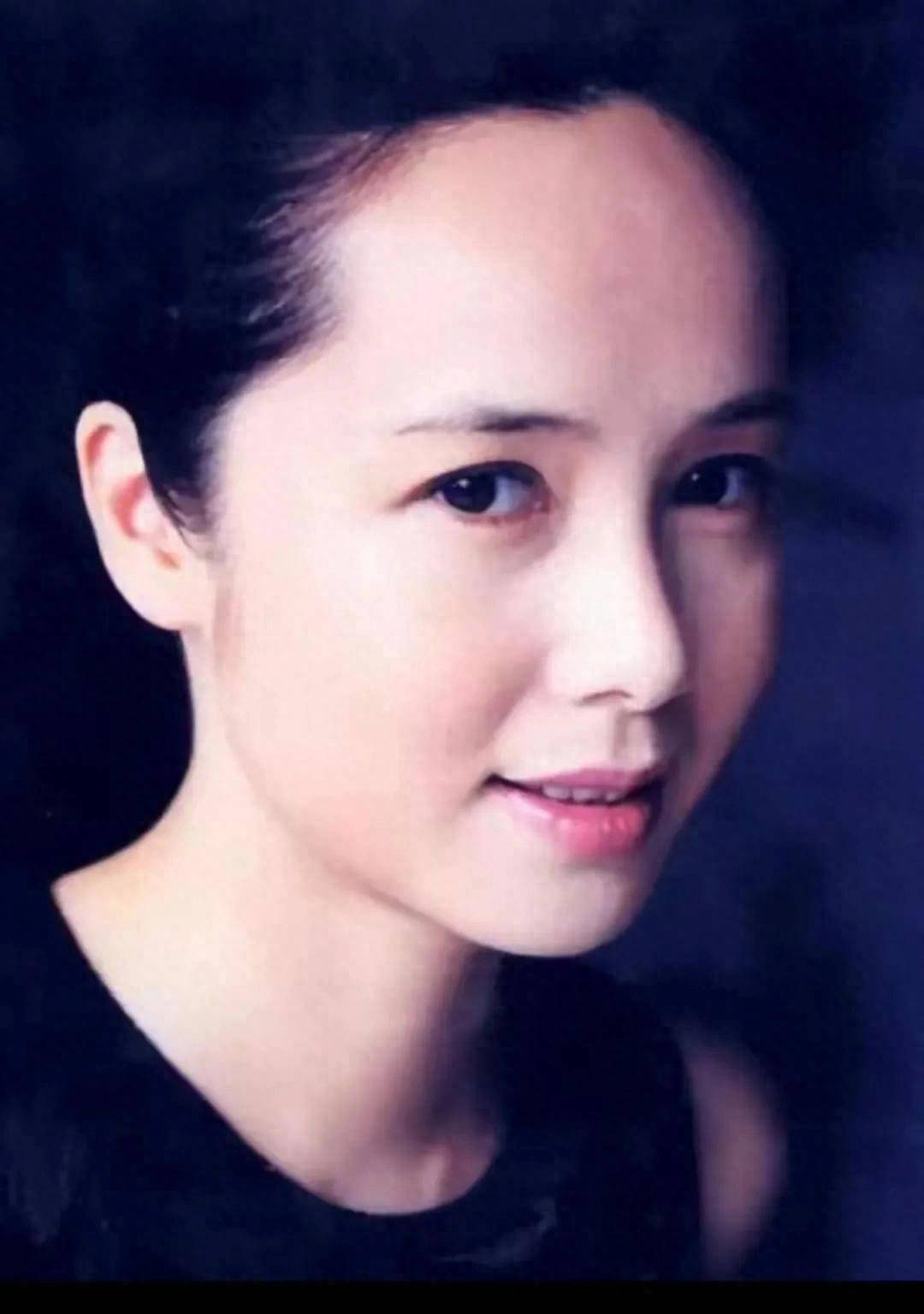 蒋雯丽,生活照,端庄漂亮,优雅大气,你喜欢哪一张?