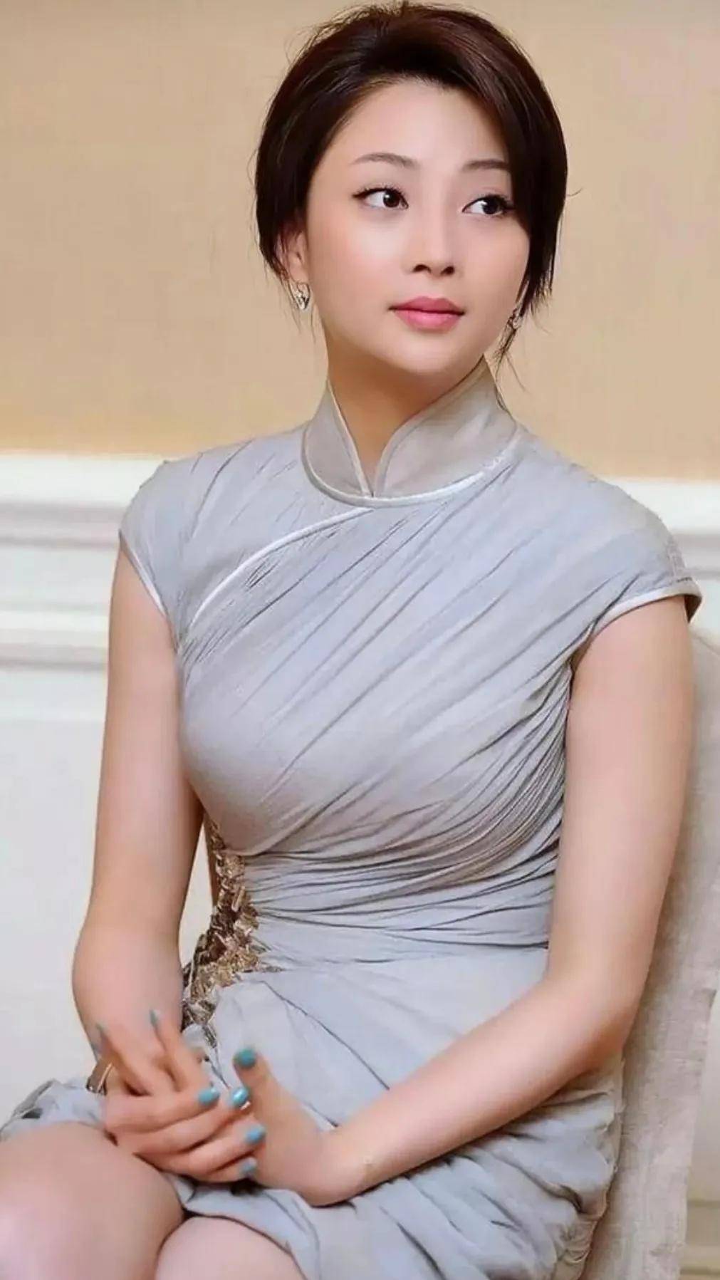 "殷桃:璀璨如樱桃,光影中的魅力之星"