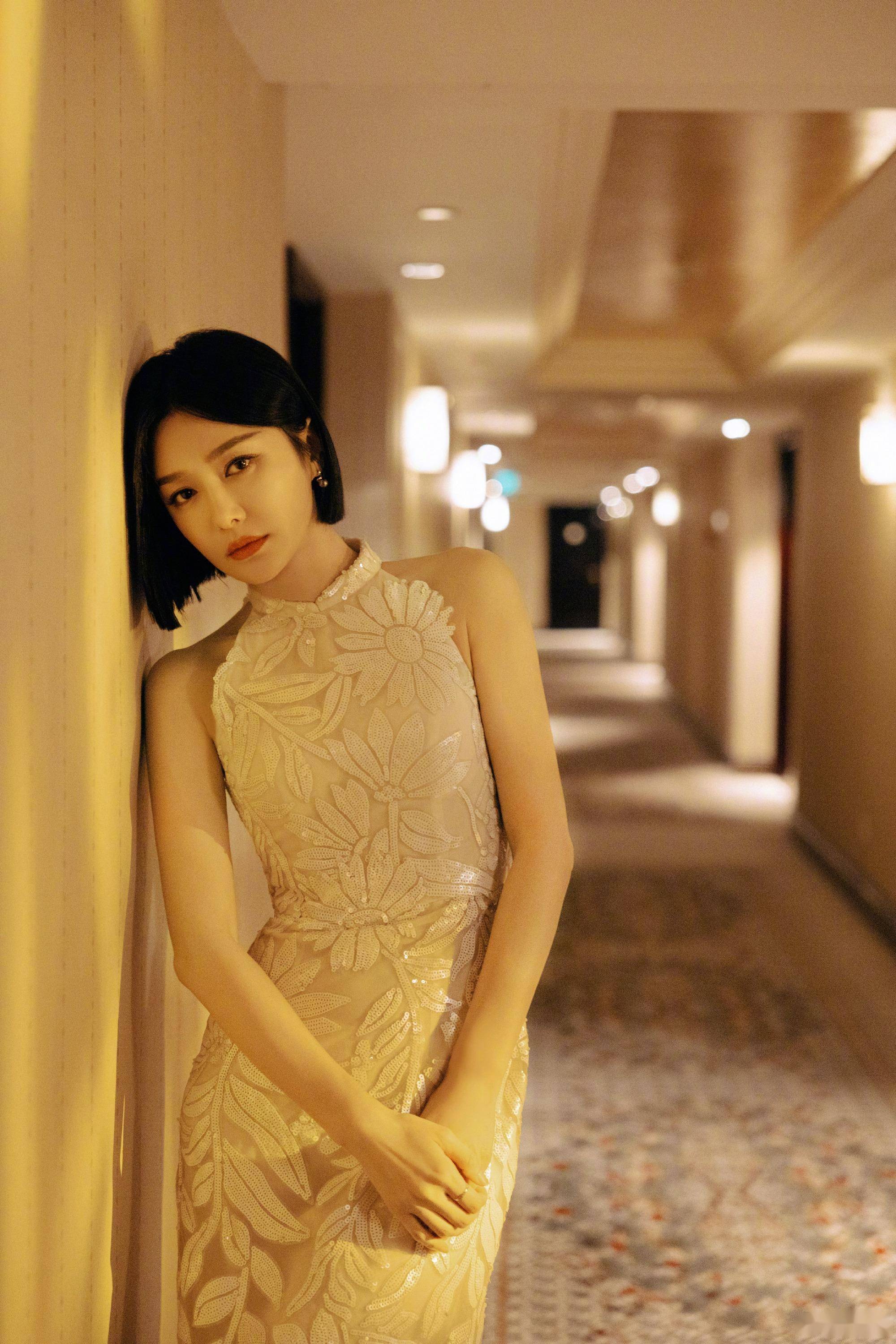 秦岚:独特的熟女魅力,精致优雅,连身边小鲜肉也无法抗拒