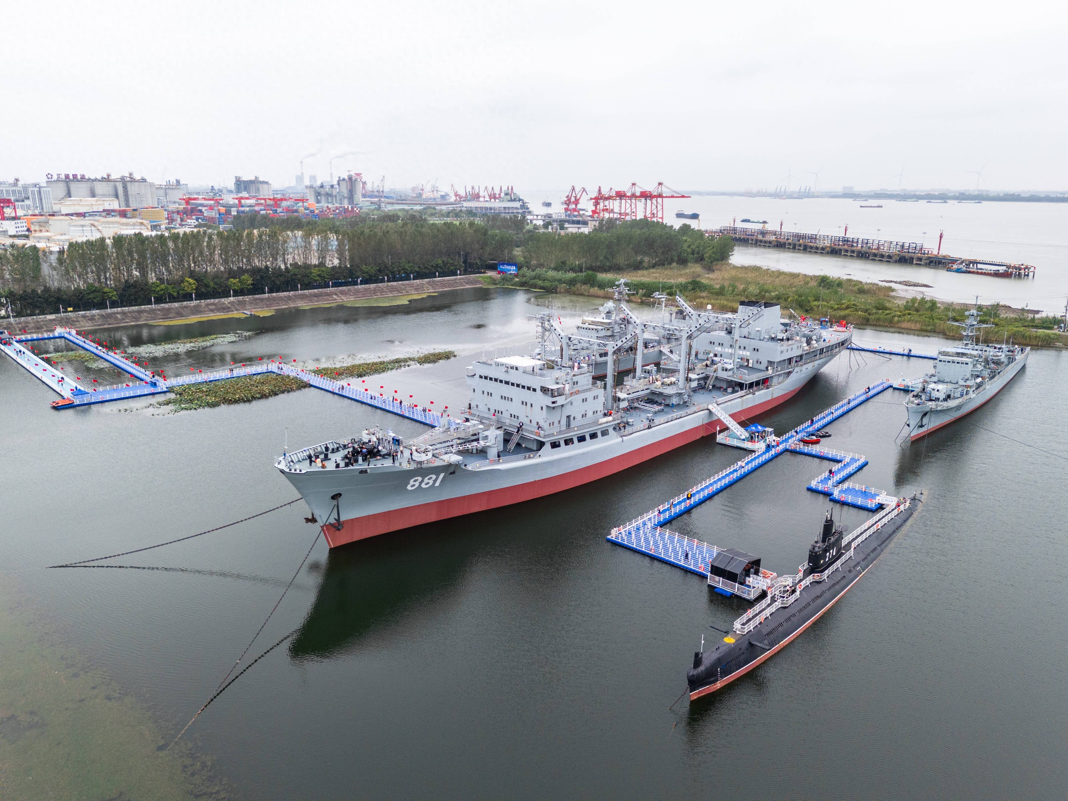 长江畔的钢铁巨兽,诉说着人民海军的峥嵘岁月