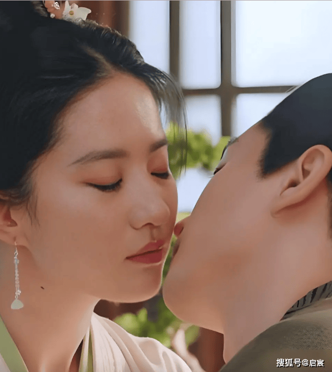 刘亦菲被问拍吻戏有反应怎么办?神仙姐姐的回答绝了,主持人脸红