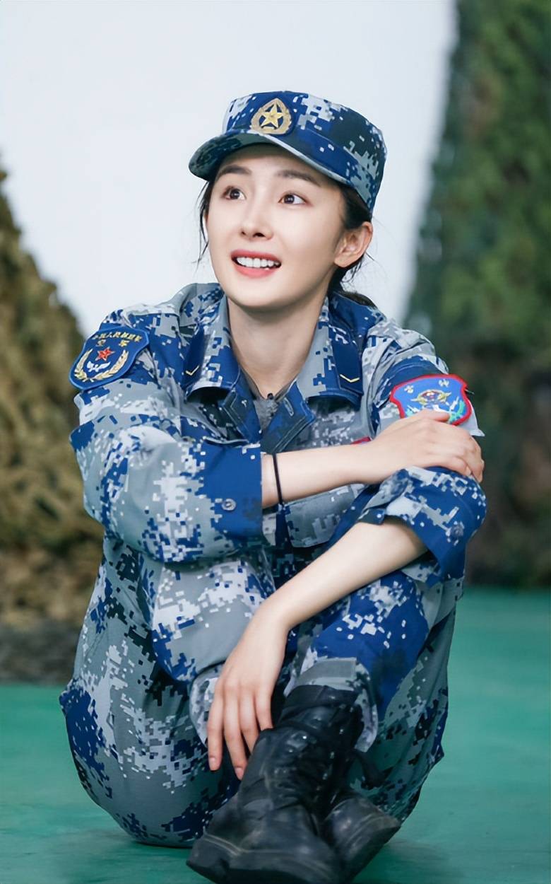 阅兵结束仅8天,杨幂因特殊的9个字口碑暴增,这才是该追的星!