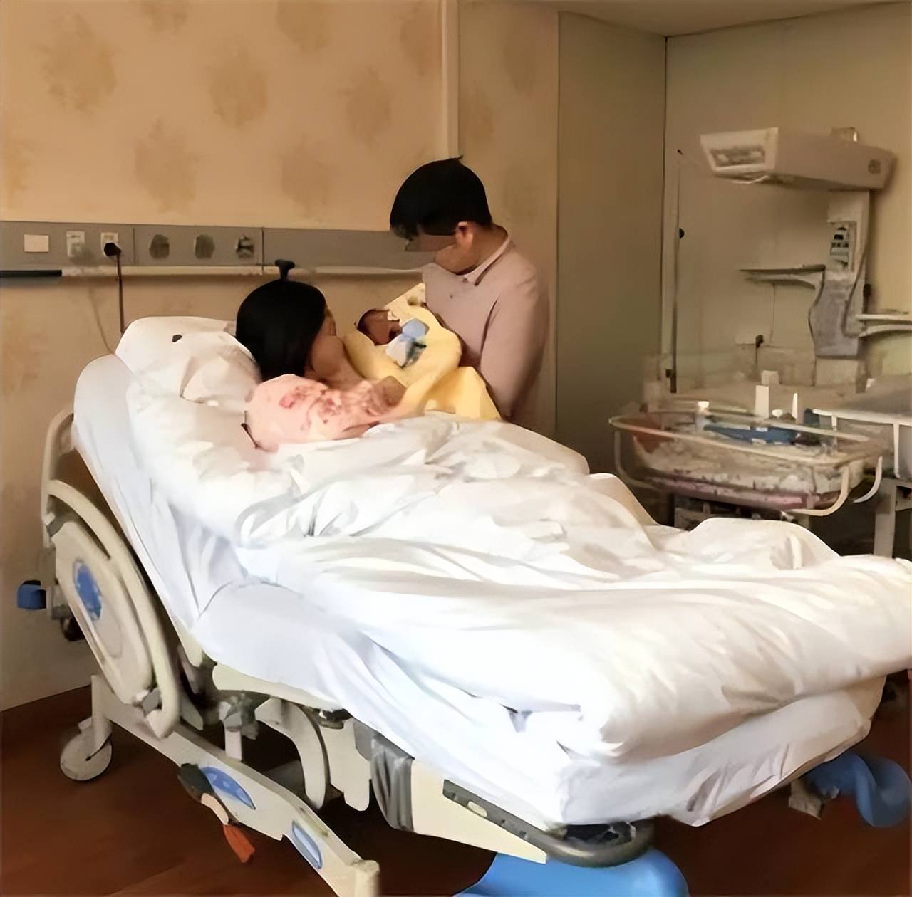 我的喂奶视频被发到群里,宝妈崩溃：尊严碎一地